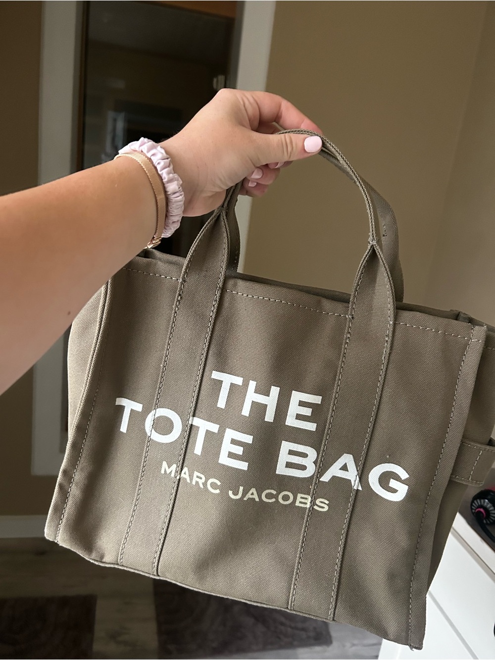 Marc Jacobs The Tote Bag in green. No long strap